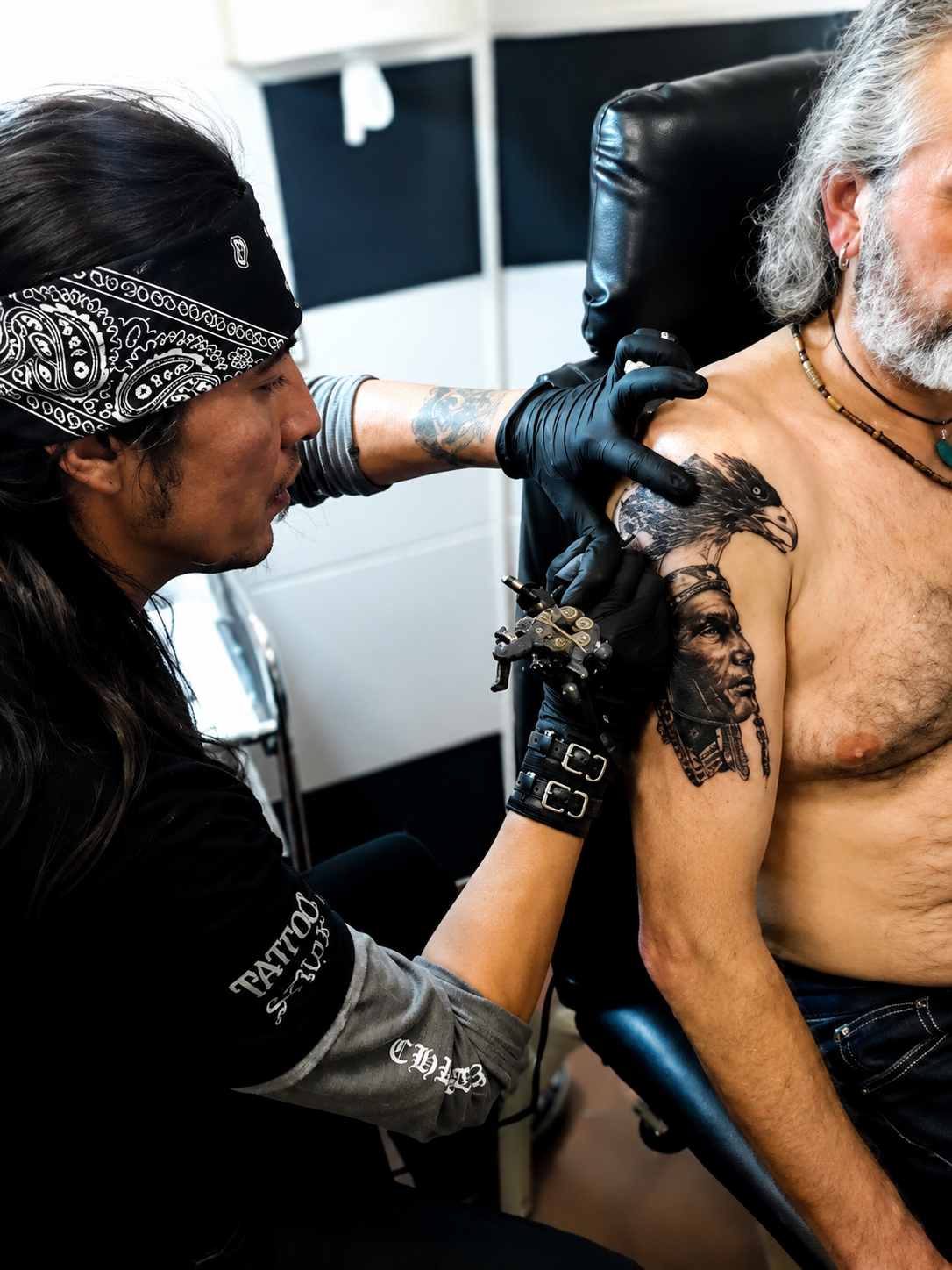 Willy Tordera tatuando